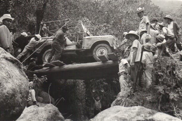 La interesante historia de los hombres que cargaron una planta hidroeléctrica y un auto a través de la selva.