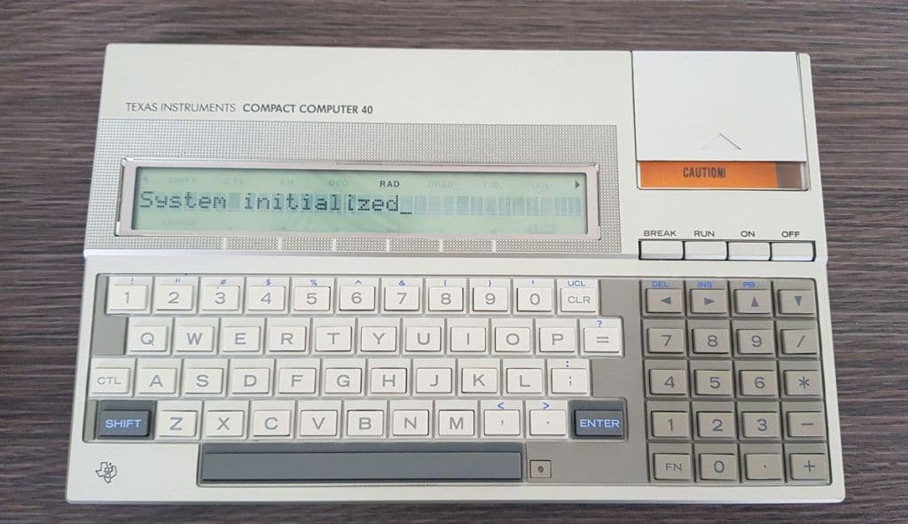 La antigua laptop Compact Computer 40 de Texas Instruments