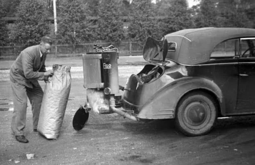El auto que funciona con leña: tecnología del pasado que Cuba está resucitando, por necesidad