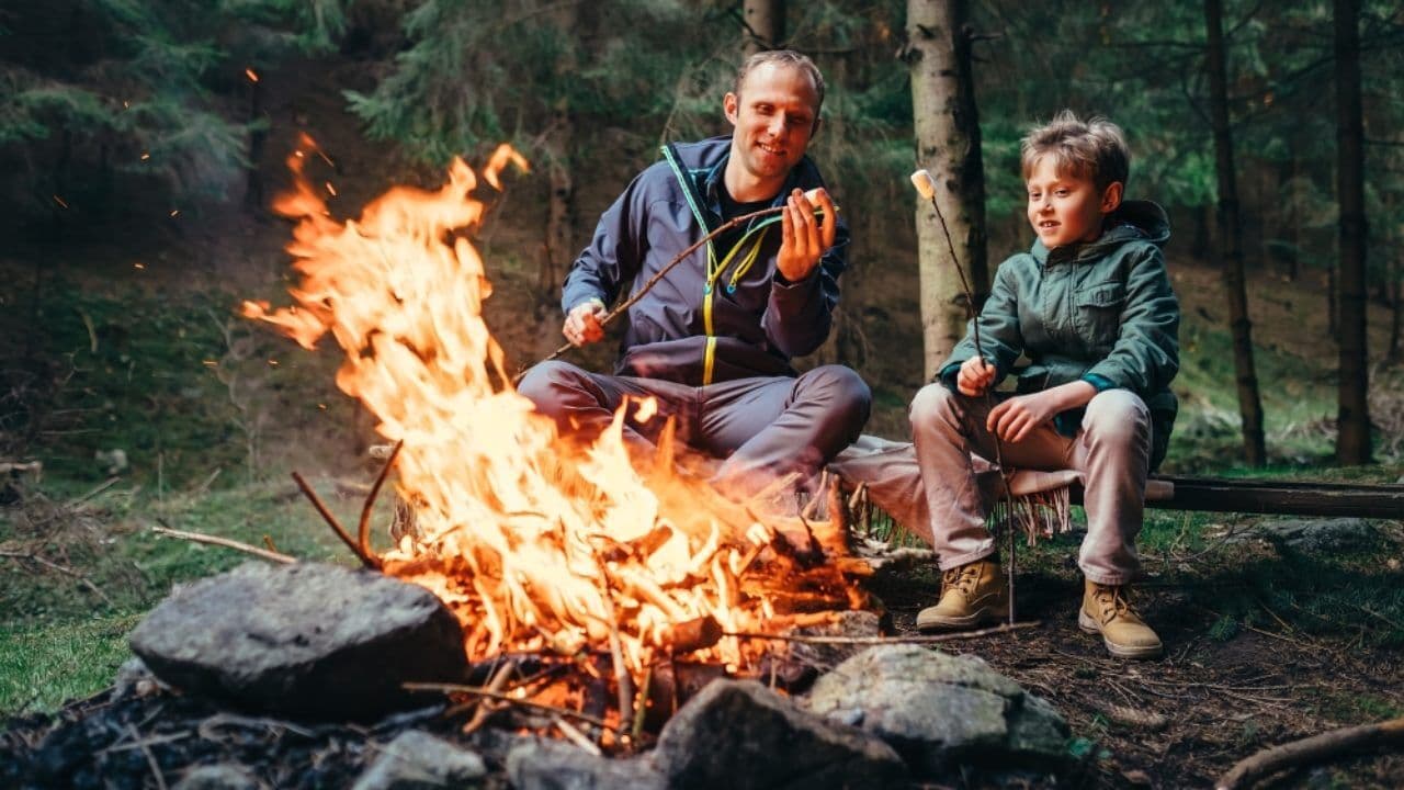 Técnicas para encender una buena fogata en tu día de camping.