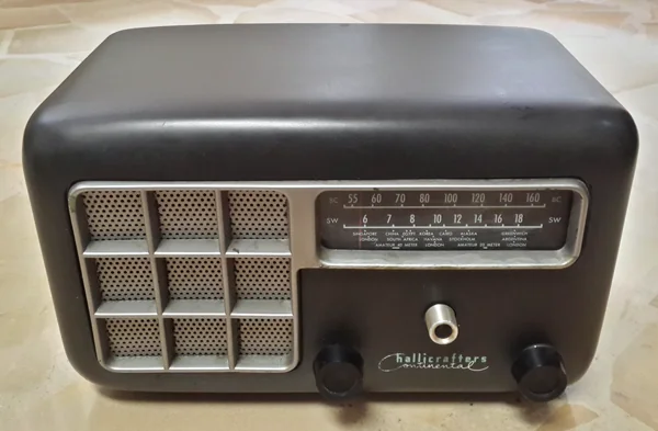 Radio Hallicrafters 5R30 de 1952 convertida en amplificador de guitarra