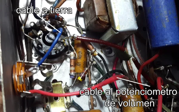 Jack soldado en el chasis de la radio, con el cable a tierra y el cable al potenciómetro de volumen