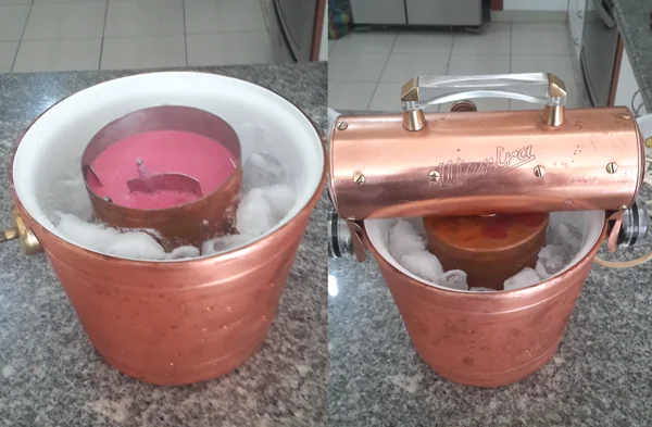 Máquina Utentra de cobre con la mezcla de mora dentro y el motor ya ensamblado