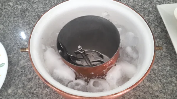 Interior de la máquina de helados con hielo y sal alrededor del recipiente