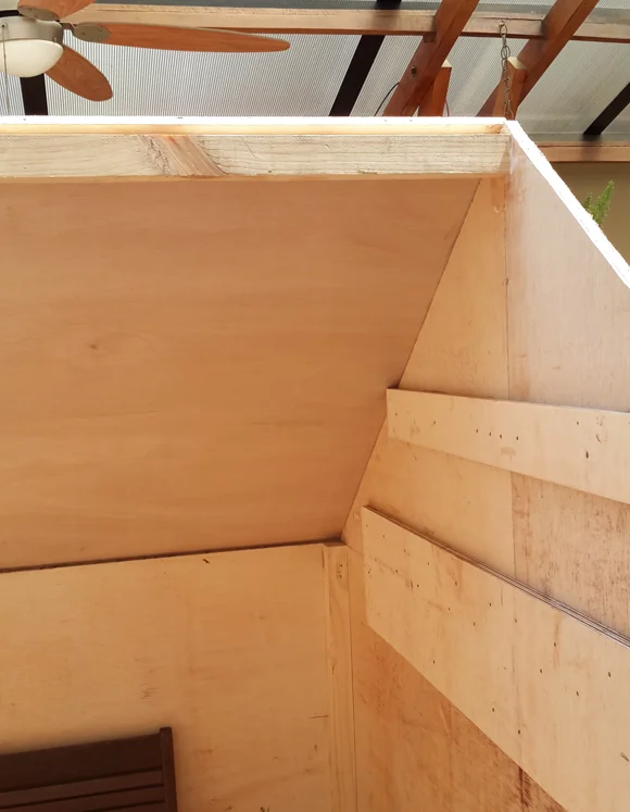 Estructura de la casita de plywood sin pintar durante la construcción