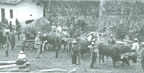 Pieces of the electric plant arriving in Cuenca, carried on guandos.
